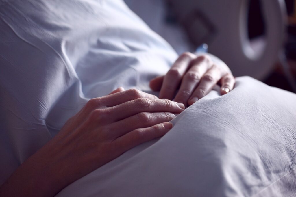 Försenad inläggning vid höftfraktur kopplas till ökad dödlighet och längre sjukhusvistelse enligt ny studie